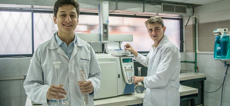 Estudiantes de de Ingeniería Ambiental en los laboratorios Sede Cuenca